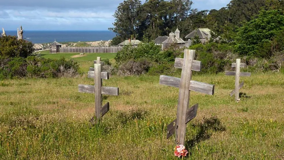 Mais de 130 pessoas da Rússia, do Alasca e nativas da Califórnia foram enterradas no cemitério do Forte Ross — Foto: Alamy via BBC