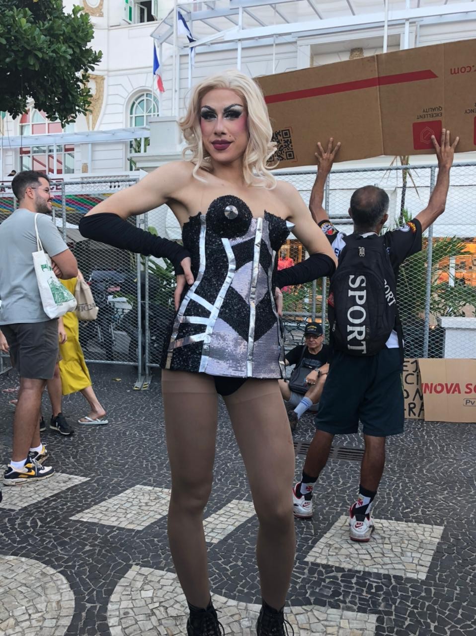 Vestidos à la Madonna, fãs lotam calçada do Copacabana Palace na esperança de ver a rainha do pop