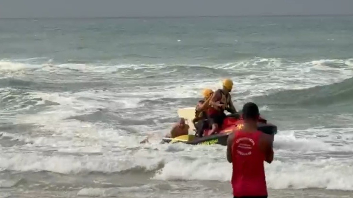 Vinte pessoas são resgatados no mar na Barra da Tijuca durante manhã de ventos fortes no Rio