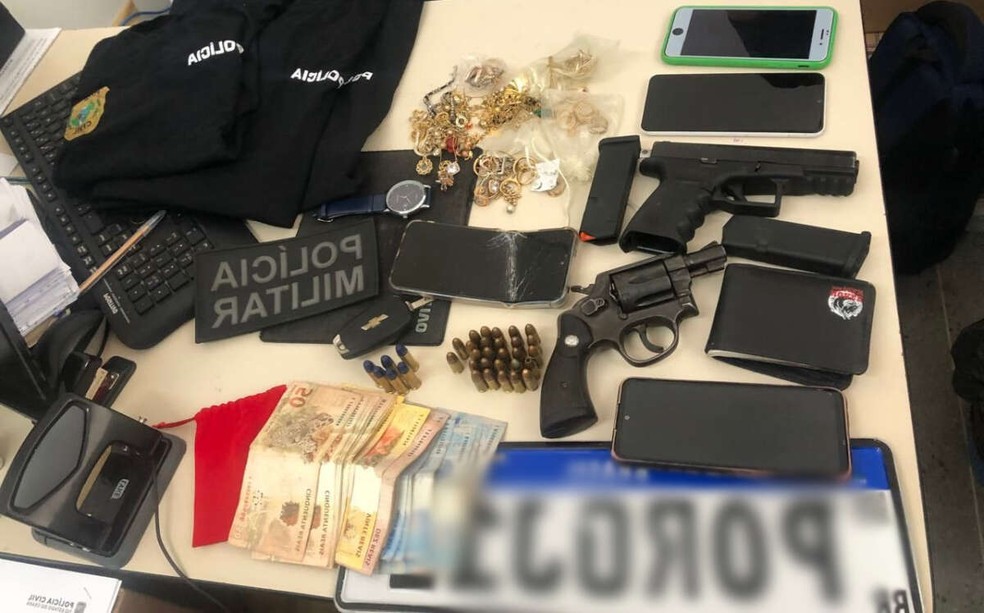 Polícia apreendeu armas, camisas falsas da polícia e recuperou parte dos bens roubados pelos criminosos. — Foto: Polícia Militar/ Divulgação