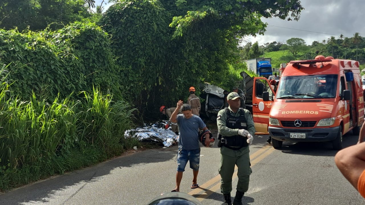 Caminhão e kombi batem de frente na PE-50 e acidente deixa 8 mortos