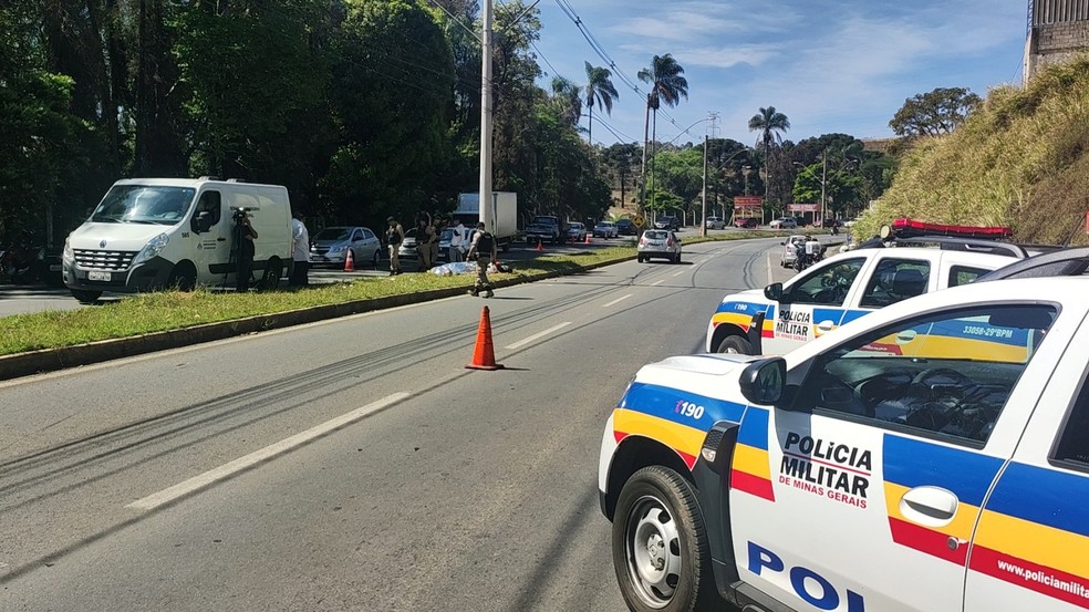 Motociclista de 19 anos morre após perder controle e bater contra poste, em Poços de Caldas, MG — Foto: Marcos Corrêa