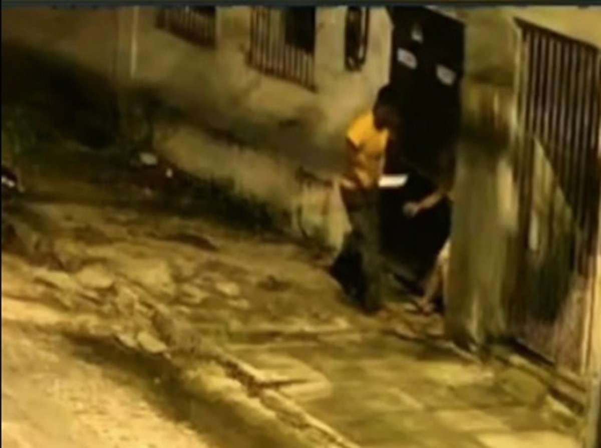 Assaltante com facão encurrala mulher em rua do Recife, rouba bolsa e foge em moto com defeito; VÍDEO