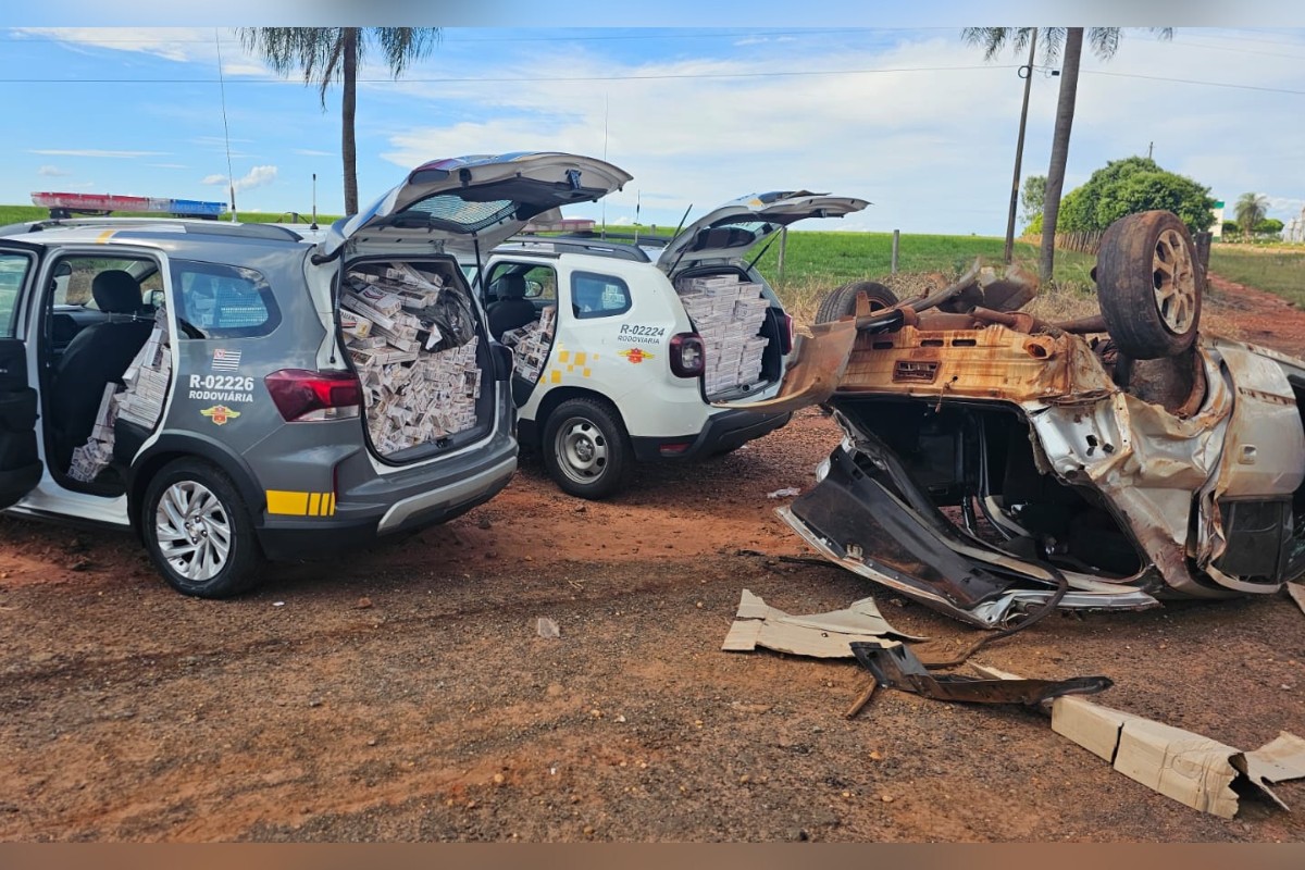 Carro capota e revela carga de mais de 24 mil maços de cigarros contrabandeados em Rosana