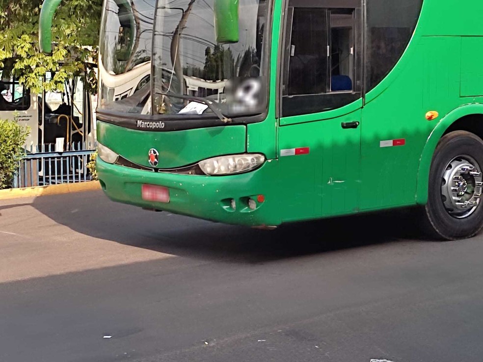 Ônibus que transportava 44 bolivianos clandestinamente foi apreendido na Rodovia Raposo Tavares (SP-270), em Regente Feijó (SP), e levado ao Terminal Rodoviário de Presidente Prudente (SP) — Foto: Cedida