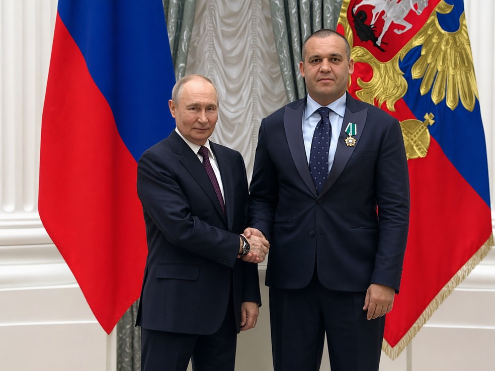 O presidente Vladimir Putin e Umar Kremlev em foto de abril de 2026 divulgada pela IBA — Foto: IBA/Divulgação