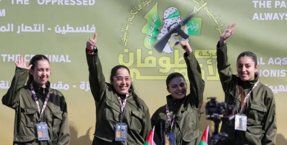 Os soldadas acenaram da plataforma na Cidade de Gaza antes de serem soltadas pelo Hamas. — Foto: Reuters via BBC