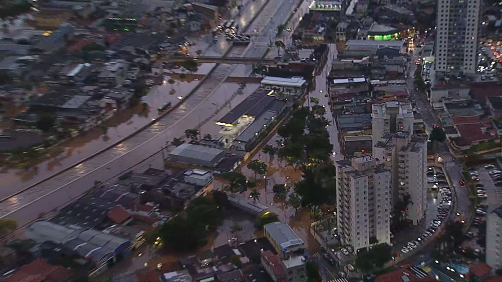 Ruas alagadas na região da Avenida Aricanduva, na Zona Leste de SP — Foto: Reprodução/TV Globo