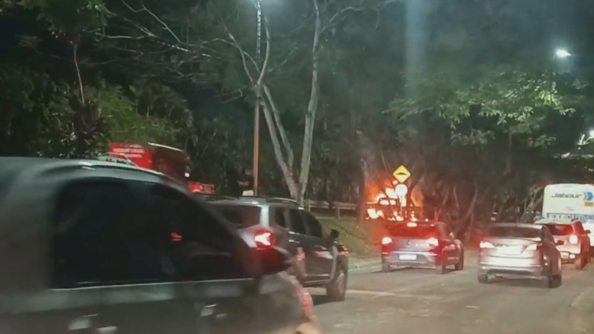 Carro pega fogo na Autoestrada Lagoa-Barra e provoca retenção