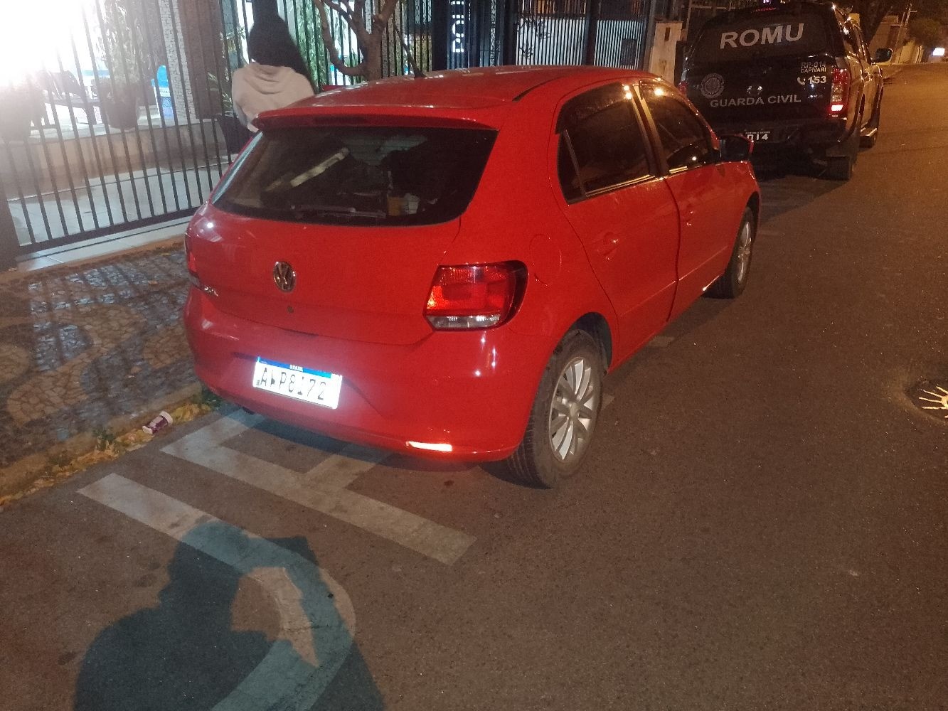 Jovem foragido da Justiça é preso após monobra de marcha ré com carro  em frente à Polícia Rodoviária