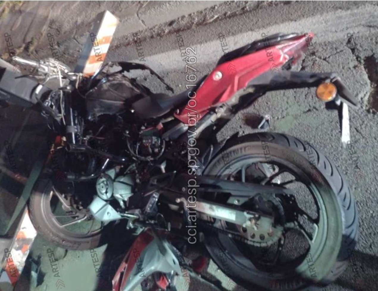 Motociclista morre ao perder o controle da direção e bater contra carreta em rodovia de Jundiaí