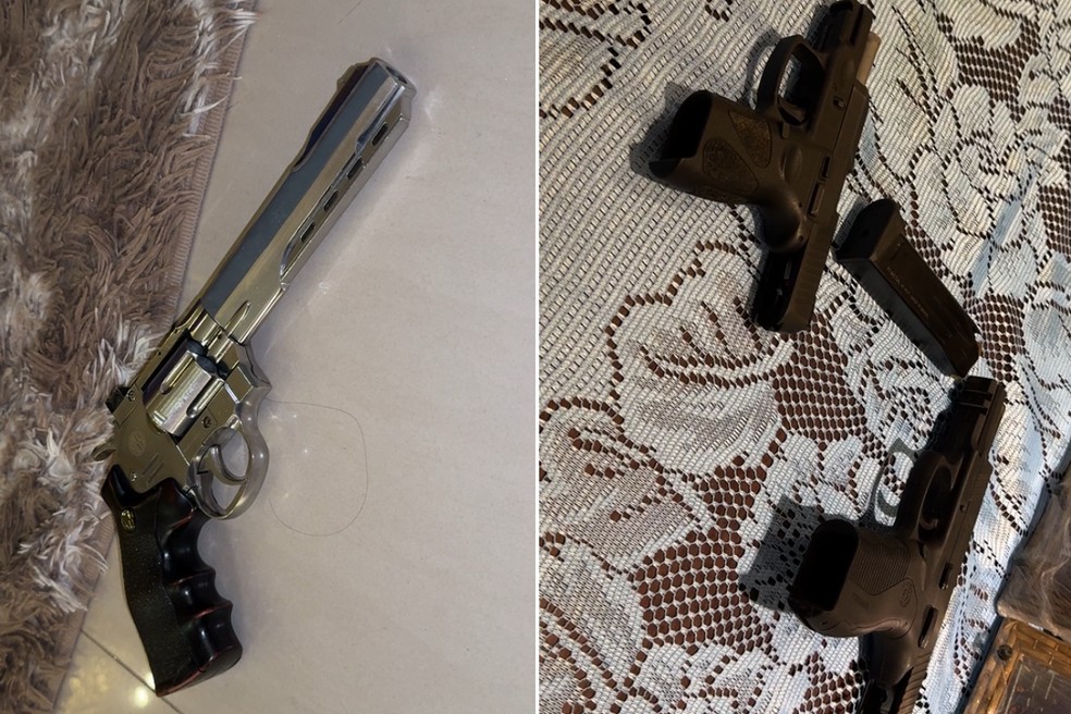 (À esq.) Arma usada pelo criminoso que foi morto no roubo e (à dir.) armas usadas pela mãe e o filho, em Guarujá (SP) — Foto: Matheus Croce/g1