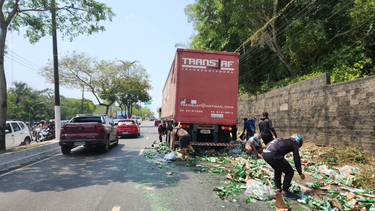 Carga de cerveja cai de caminhão e interdita parcialmente Avenida Rodrigo Otávio, em Manaus