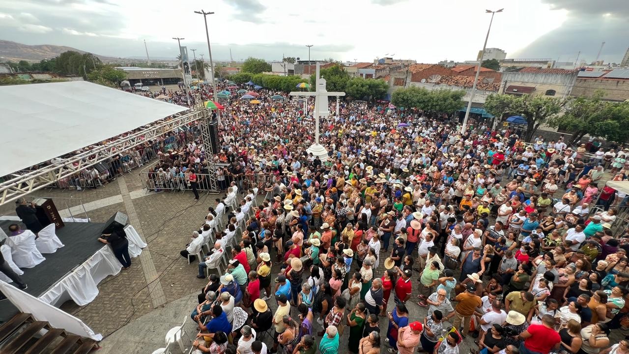 Homem furta bolsa, celular e dinheiro de mulher que participava de Romaria de Finados, em Juazeiro do Norte