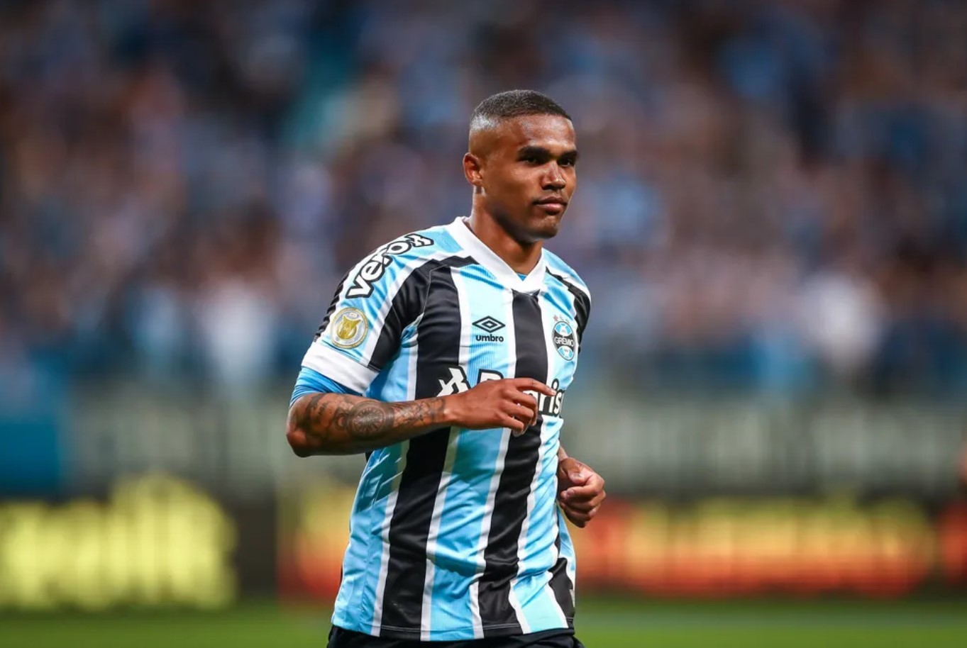 Ex-Grêmio e Seleção Brasileira, Douglas Costa tem prisão decretada por dívida de R$ 492 mil em pensão alimentícia