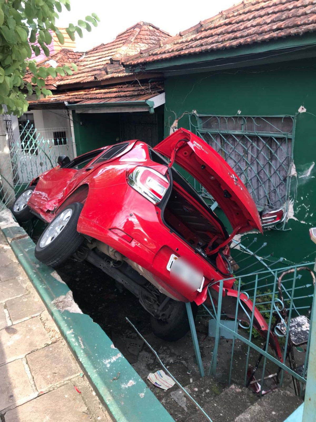 Carro invade pátio de casa em Porto Alegre | Rio Grande do Sul | G1