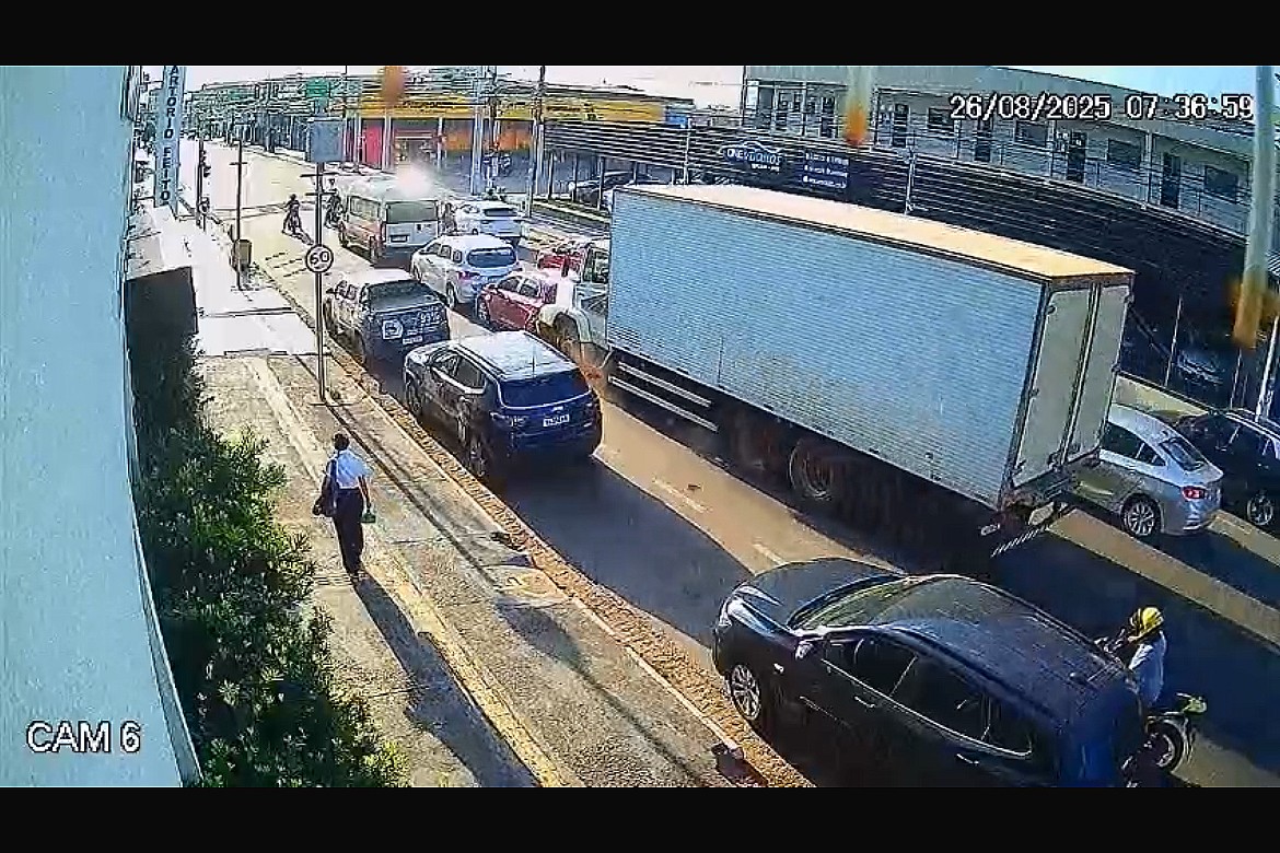 VÍDEO: Caminhão provoca engavetamento de veículos em Porto Velho