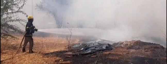 Incêndio no Bairro Bomba assusta população e provoca correria em Picos — Foto: Antônio Rocha/ TV Clube