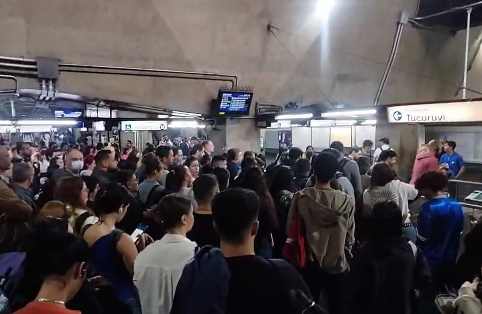 Passageiros enfrentam lotação em estação Santana após falha na linha 1-Azul — Foto: Arquivo pessoal