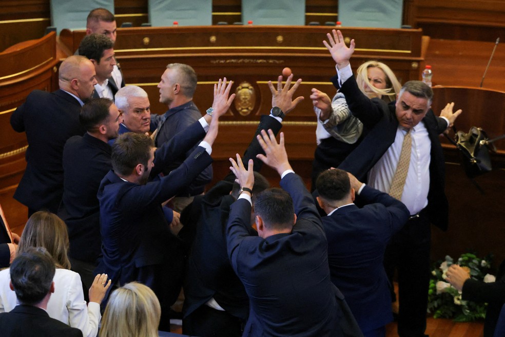 A deputada kosovar Time Kadriaj atira um ovo contra o primeiro-ministro interino Albin Kurti. — Foto: REUTERS/Valdrin Xhemaj