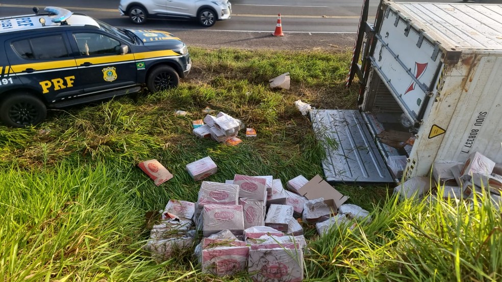 Carga de frango congelado é saqueada depois de caminhão tombar na BR-376, em Ortigueira — Foto: PRF