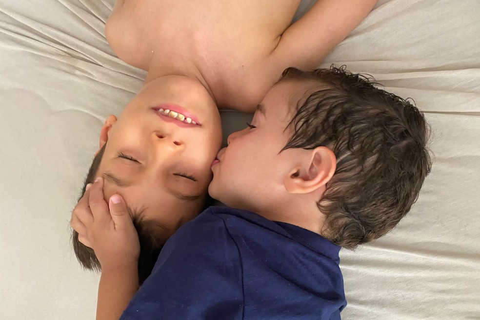 Os dois filhos de Maiara: Vicente, de 8 anos (à esq.), e Pedro, de 3 anos (à dir.) — Foto: Maiara Lourenção/Arquivo pessoal