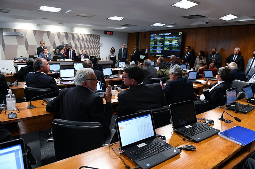 Comissão especial aprova PEC que aumenta prazo e institui limite para municípios pagarem precatórios