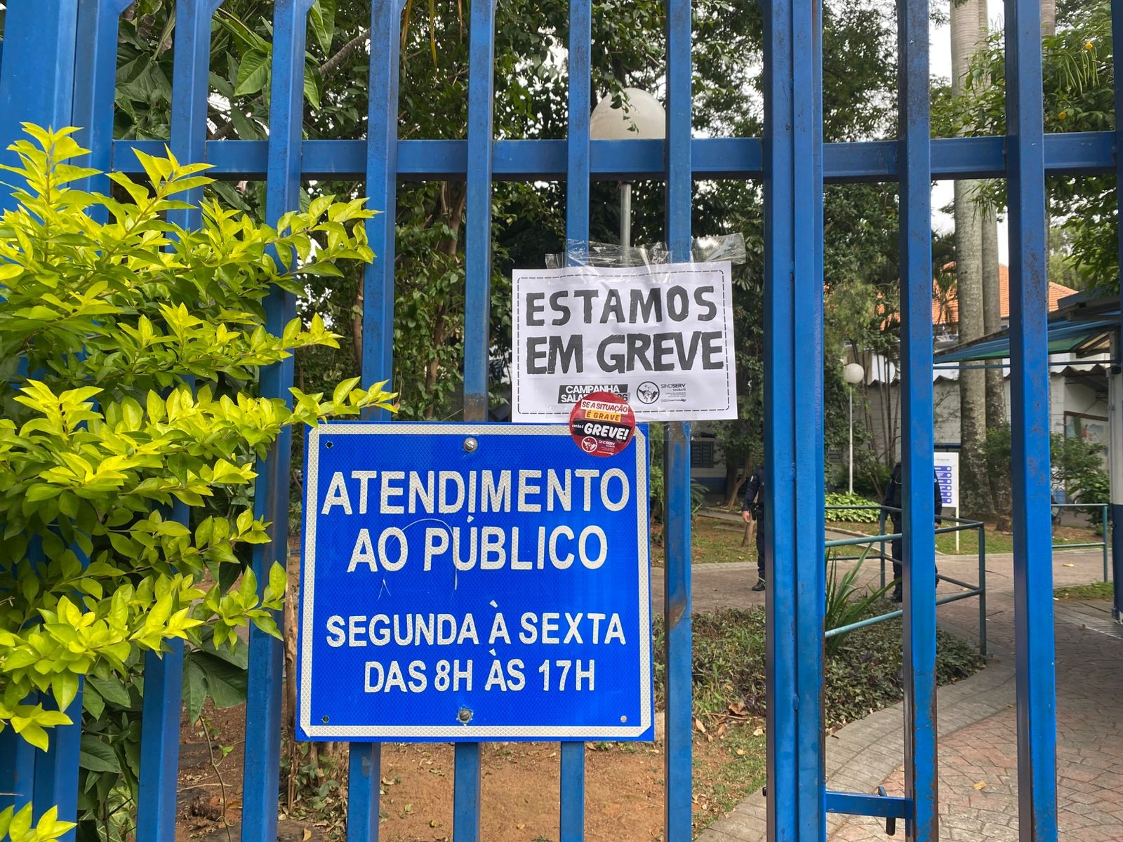 Servidores municipais entram em greve e fazem ato em frente à Prefeitura de Taubaté