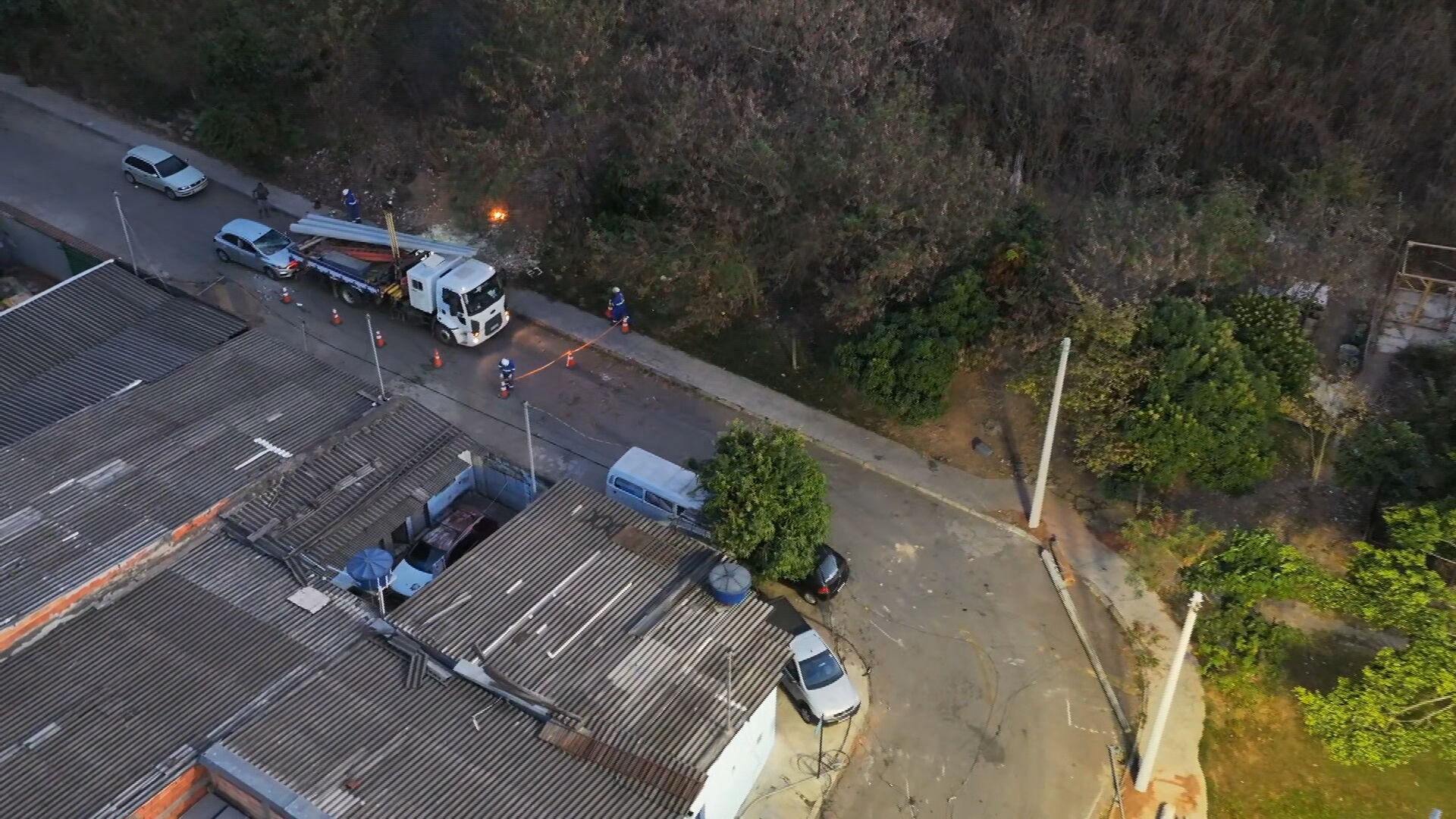 Caminhão derruba cinco postes e um atinge carro no Varjão; motorista fica desacordado
