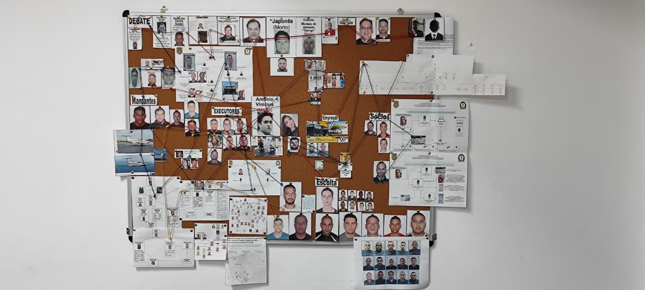 Um ano após execução de delator do PCC, mandantes foram protegidos pelo Comando Vermelho; drone flagrou 'olheiro' em comunidade do Rio