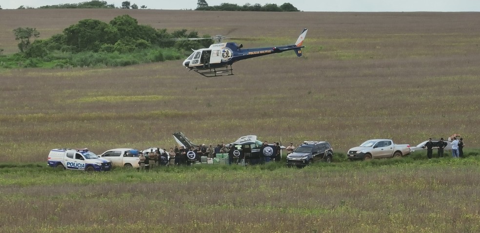 Momento da apreensão das drogas na aeronave, em Marianópolis do Tocantins — Foto: Divulgação/FICCO-TO