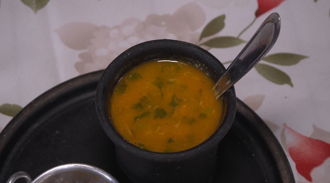Caldinho de cari é opção para aliviar a ressaca após festas de fim de ano