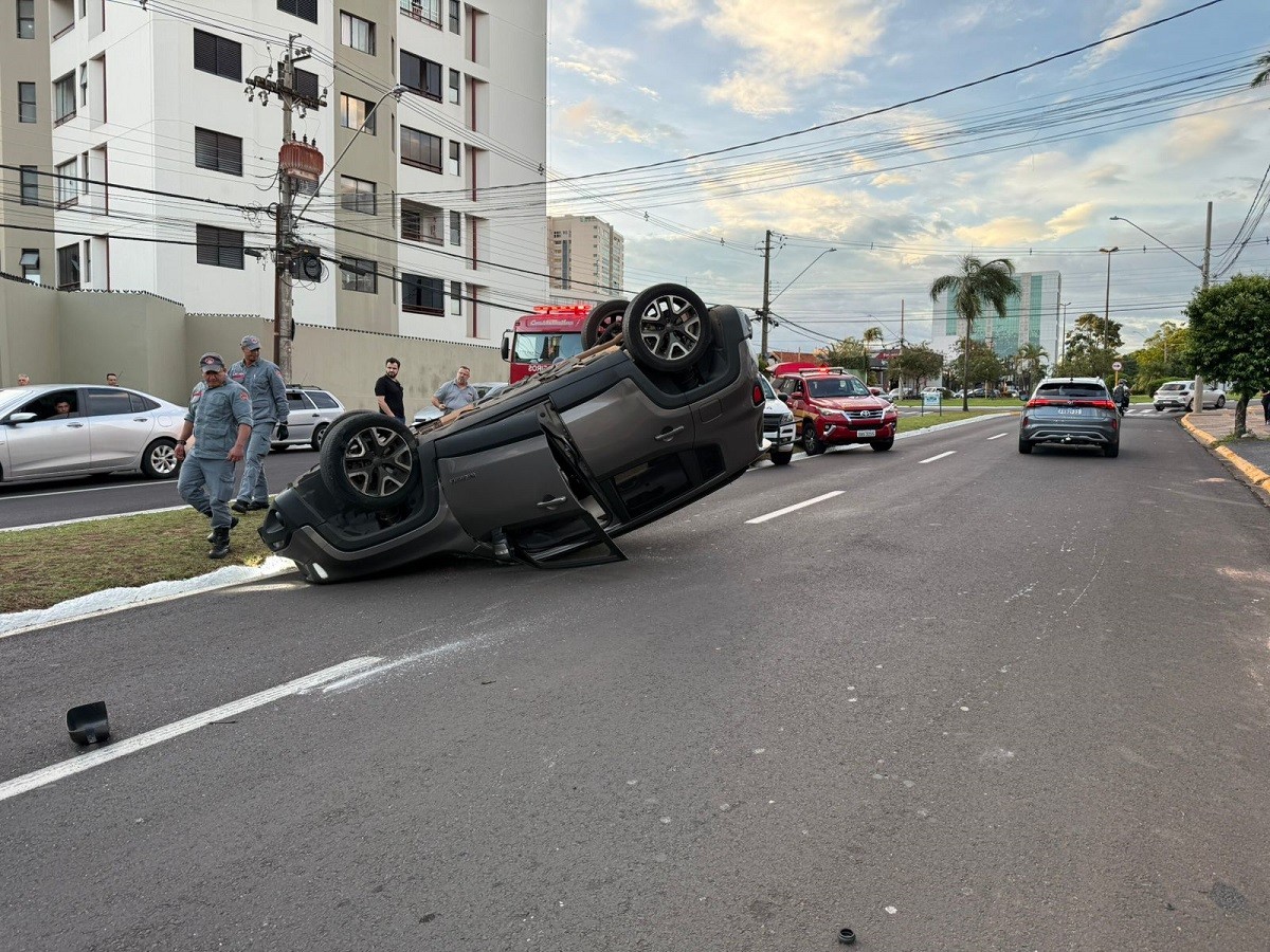 Acidente entre dois carros provoca capotamento em Bauru