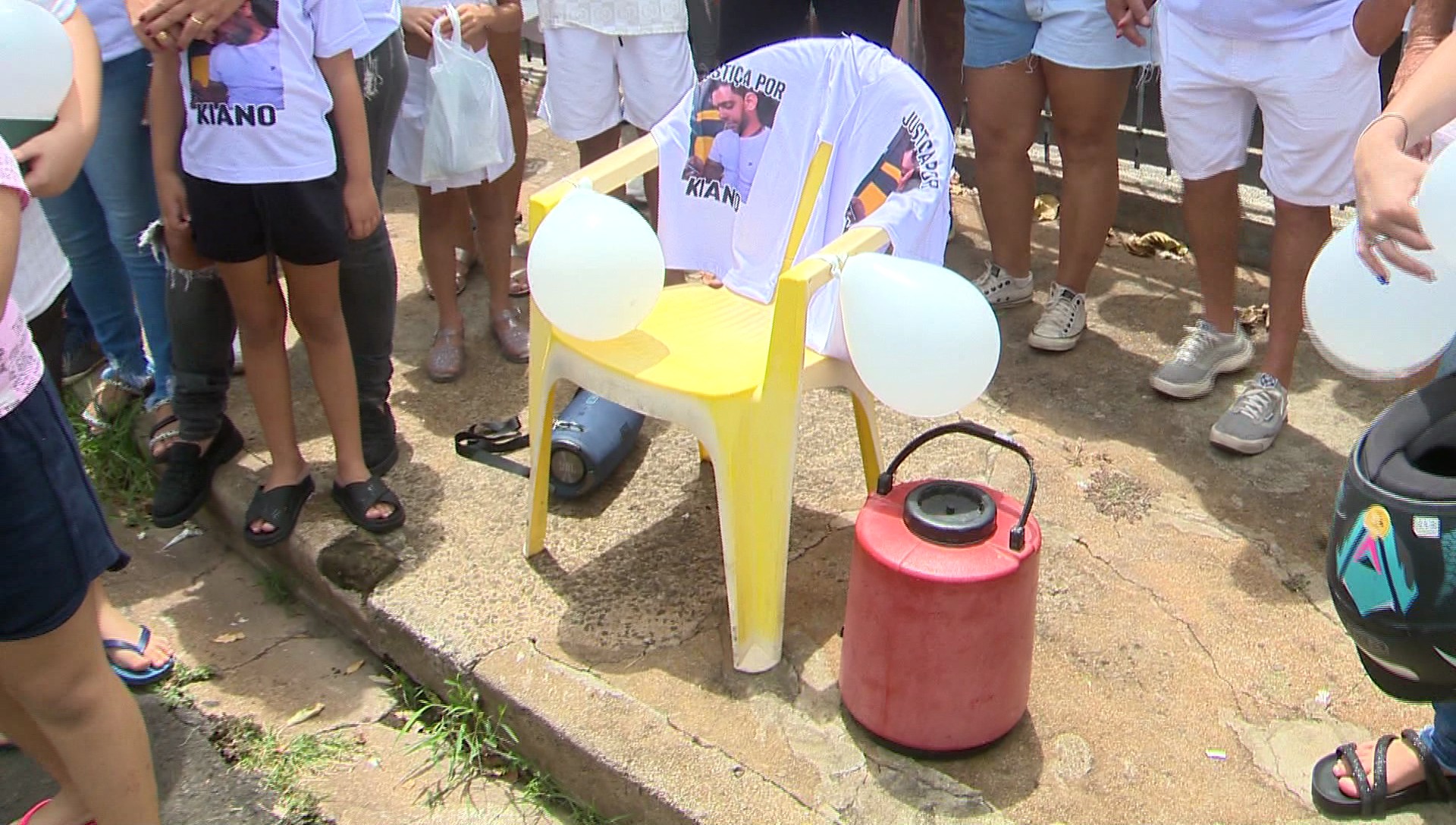 Familiares e amigos realizam manifestação pacífica por cozinheiro que foi morto na calçada de residência na Cohab