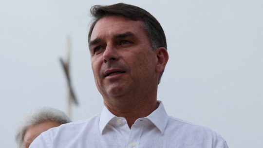 Ausente nas discussões, Flávio Bolsonaro vota a favor da PEC