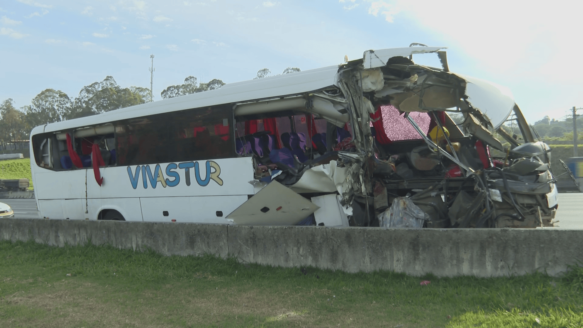Acidente entre ônibus e caminhão na Rodovia Bandeirantes, perto de Pirituba (SP), deixa 46 feridos, sendo 4 em estado grave