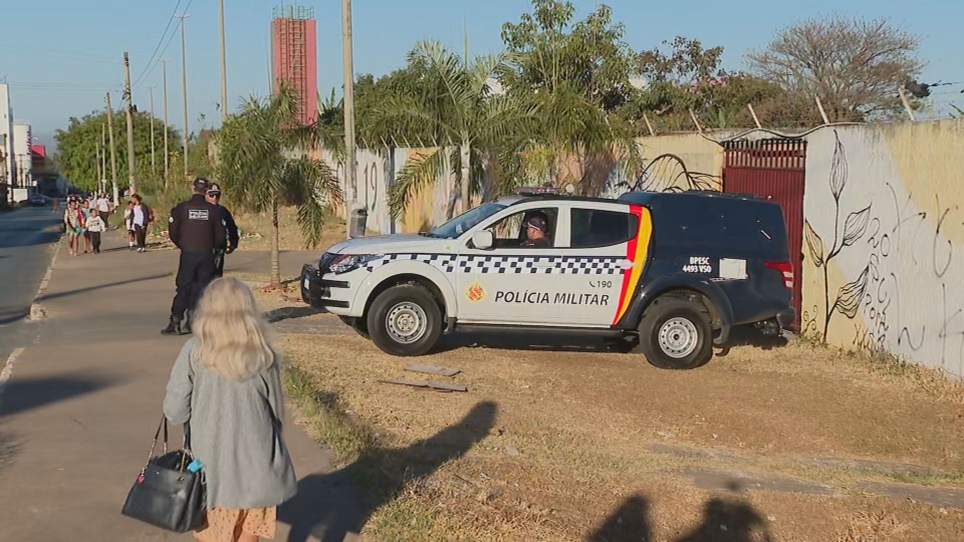 Duas pessoas são esfaqueadas durante briga entre adolescentes em frente à escola 