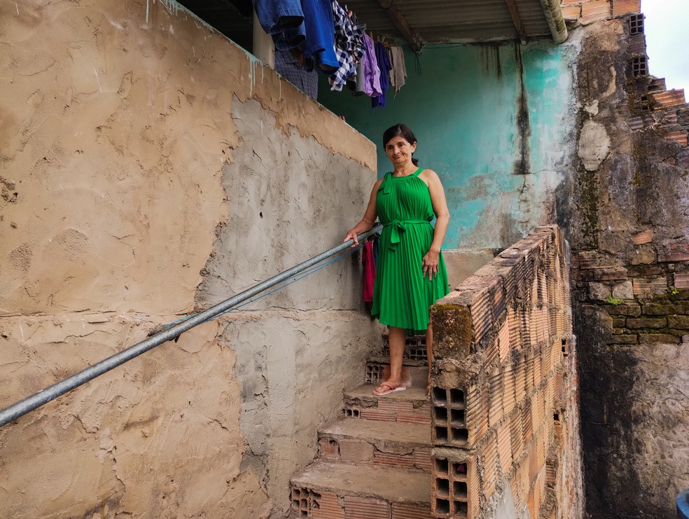 Nadja já não pode frequentar o quintal de casa, acessível através de uma escada que, agora, é impossível para ela descer sozinha — Foto: Adja Alvorável/g1