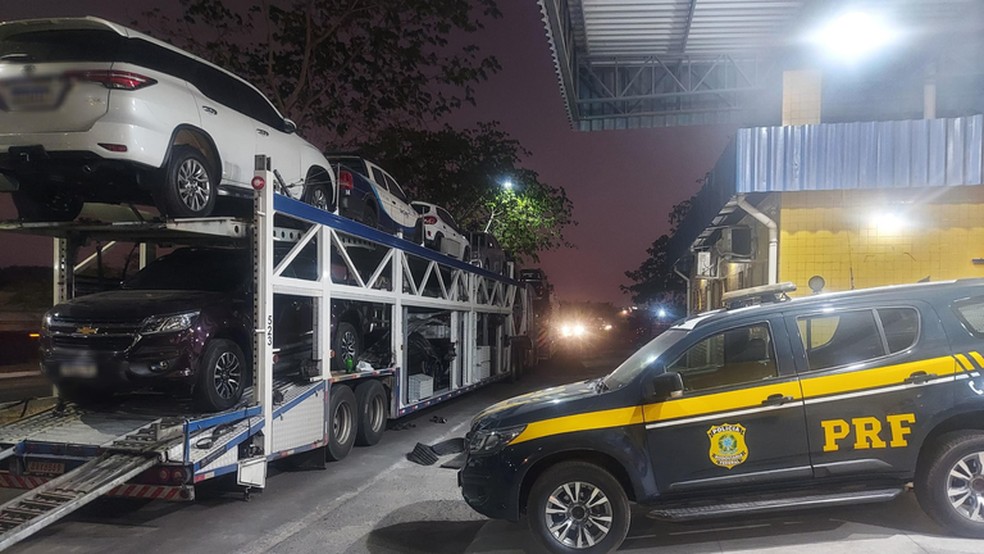 No momento da abordagem foram identificados indícios que apontavam para a possível presença de entorpecentes em um dos veículos transportados — Foto: Divulgação/Polícia Rodoviária Federal