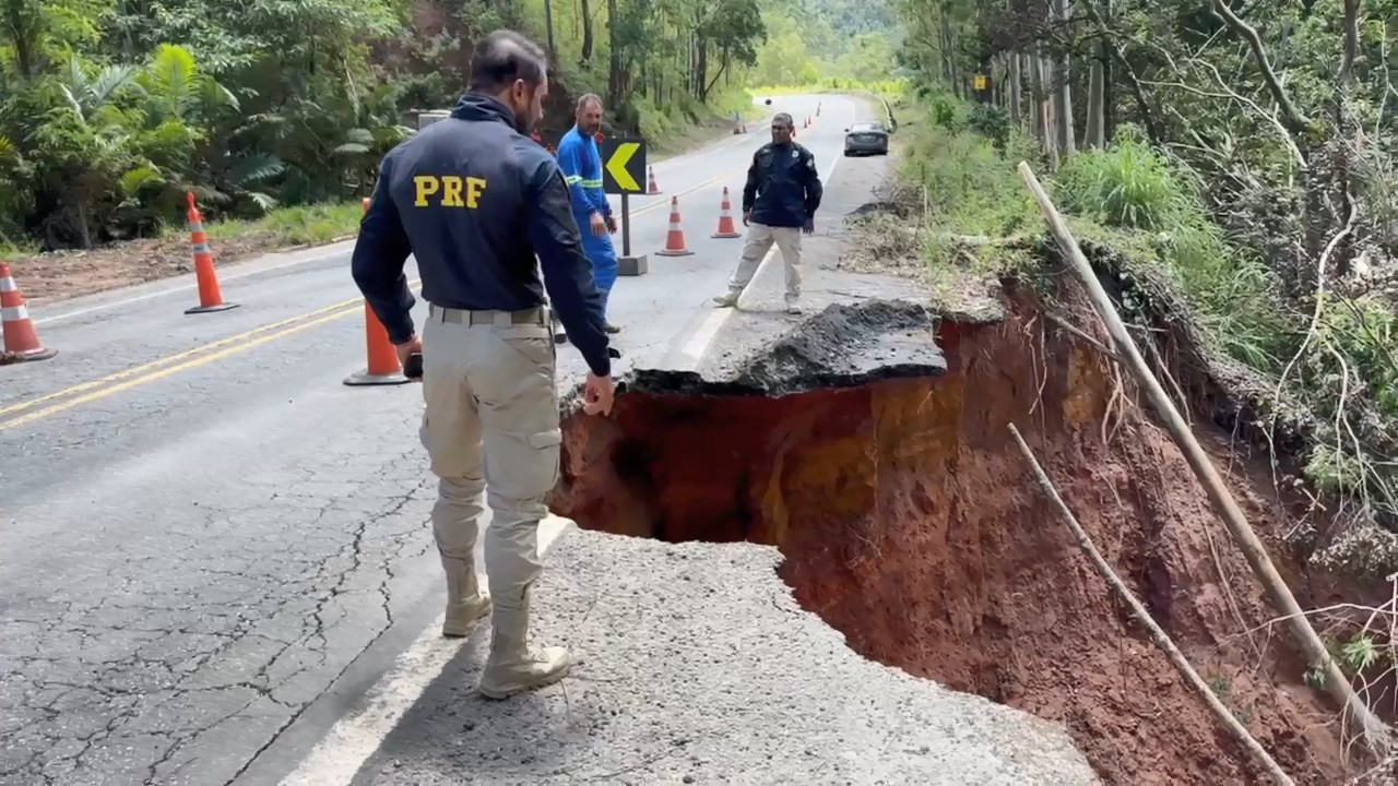 Cratera é aberta por chuvas fortes às margens da BR-262 no ES