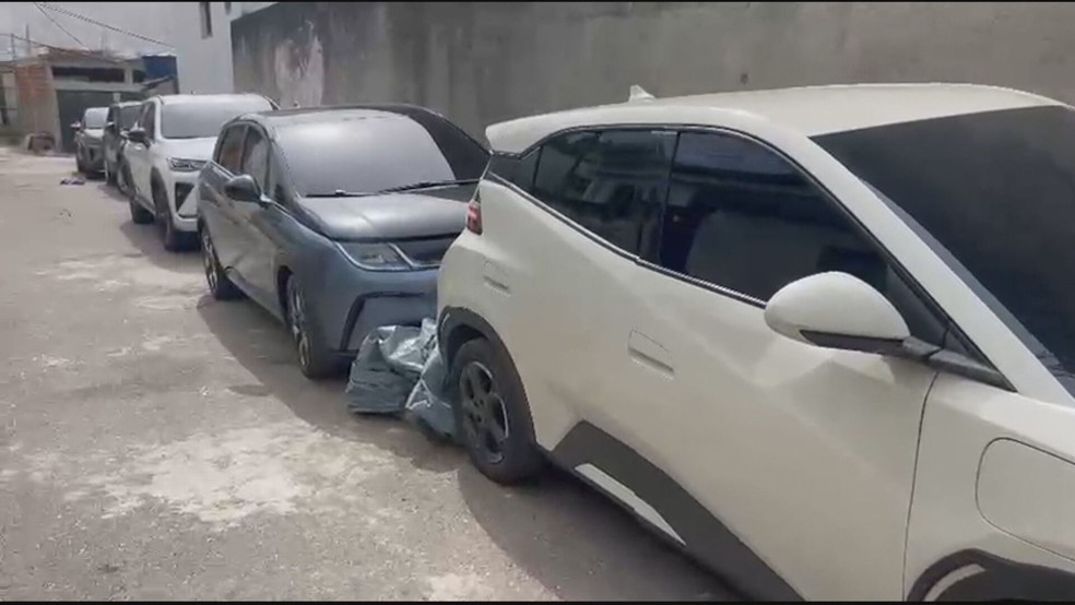 Carros elétricos foram apreendidos em Senador Camará — Foto: Reprodução/TV Globo