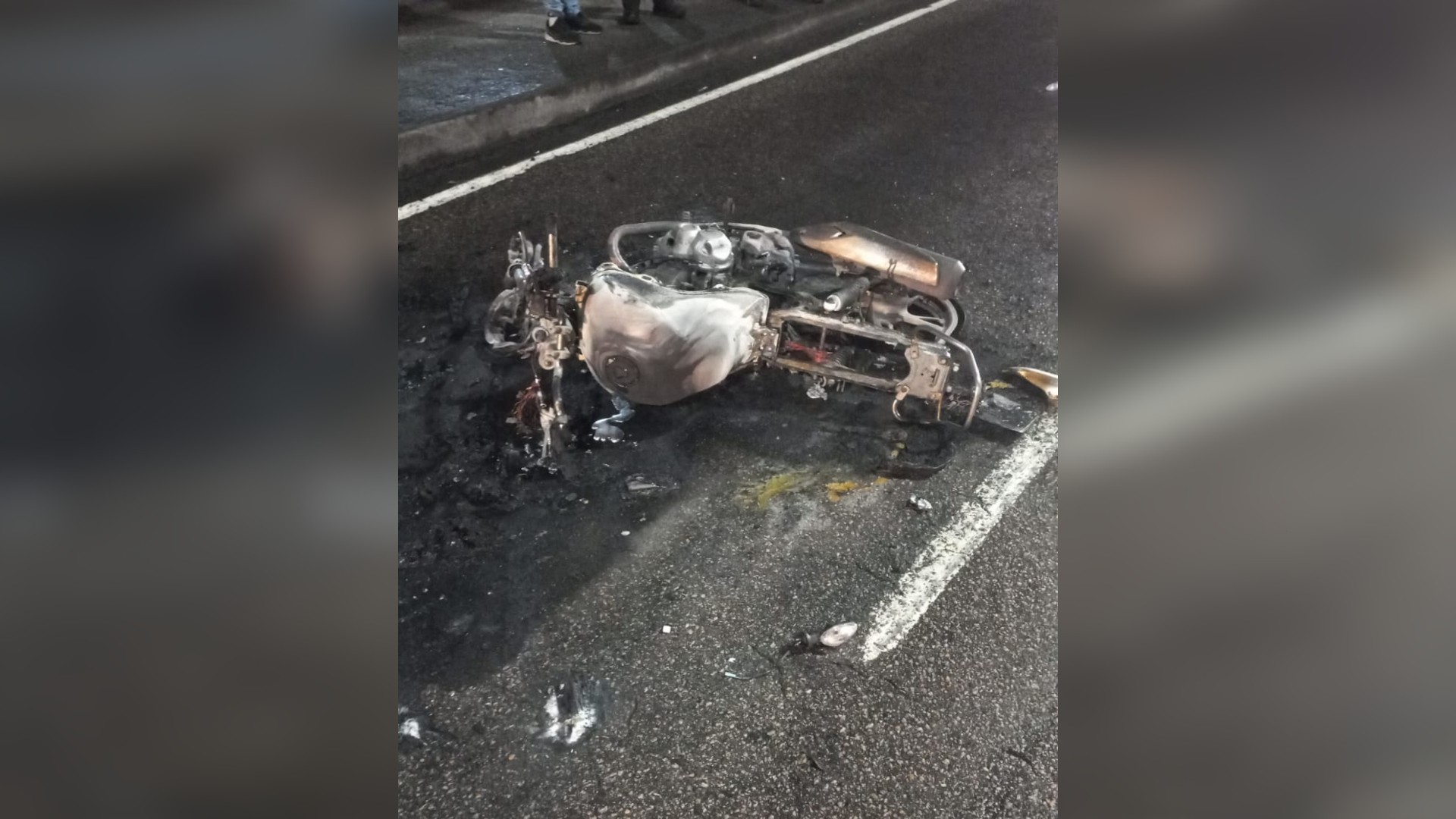 VÍDEO: moto pega fogo após acidente em Jundiaí