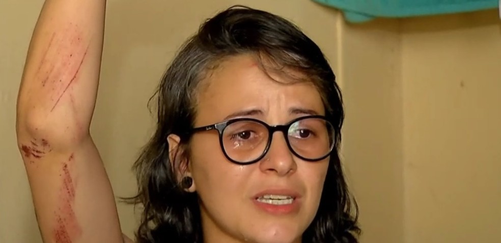 Julianny Pinheiro disse que apesar das dores ela não largou o filho de 2 anos. — Foto: Reprodução/TV Verdes Mares
