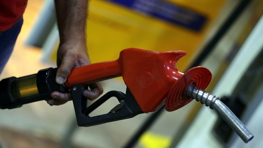Preço médio da gasolina nos postos fica estável em R$ 5,63 e segue no menor nível desde agosto, mostra ANP