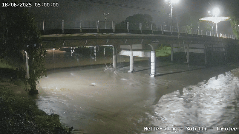 Cinco rios passam da cota de inundação por causa da chuva e água tira pessoas de casa no RS