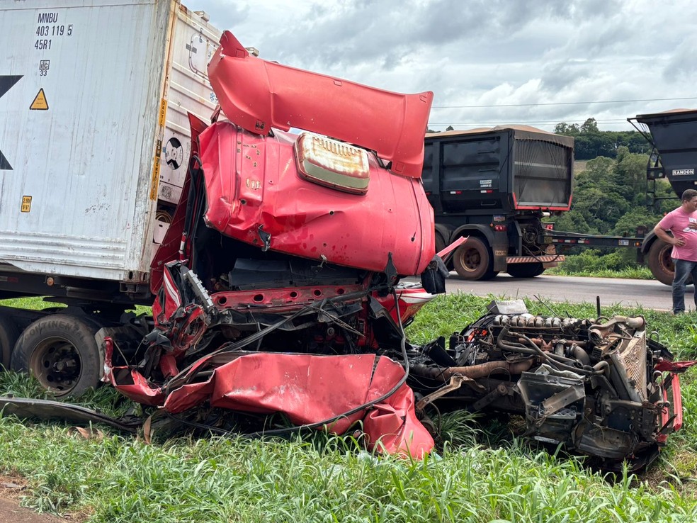 Acidente grave entre três carretas deixa mulher morta e homem gravemente ferido no Paraná — Foto: Diego Canci/RPC Cascavel
