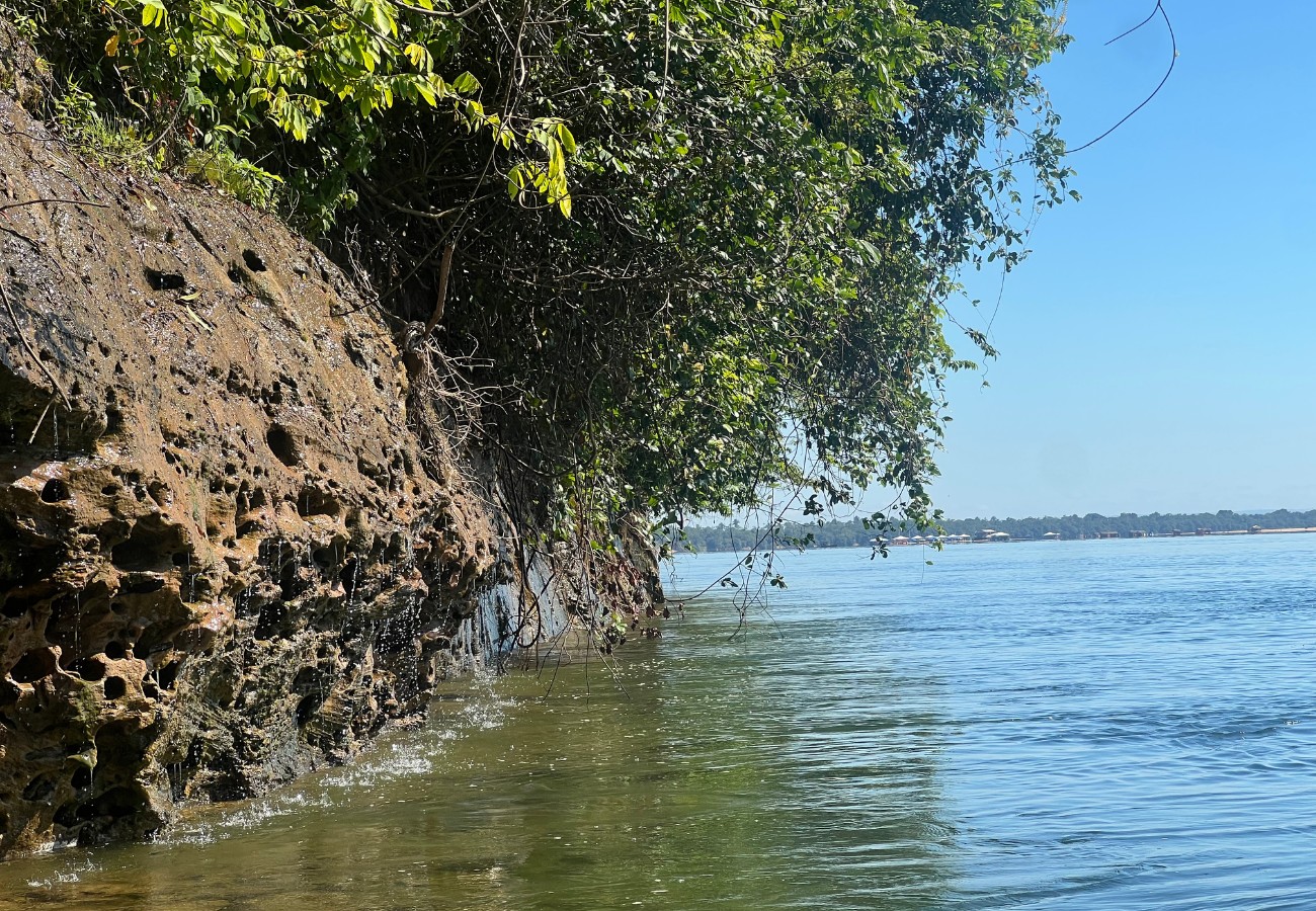 Formação rochosa onde a água escorre naturalmente, conhecida como 'Pinga', encanta turistas no TO; VÍDEO