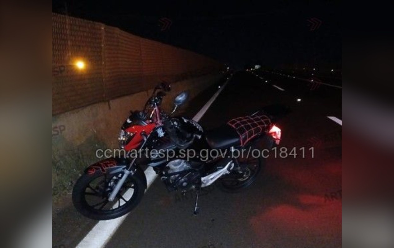 Pedestre morre ao ser atropelado por carreta e moto na SP-255 em Avaré