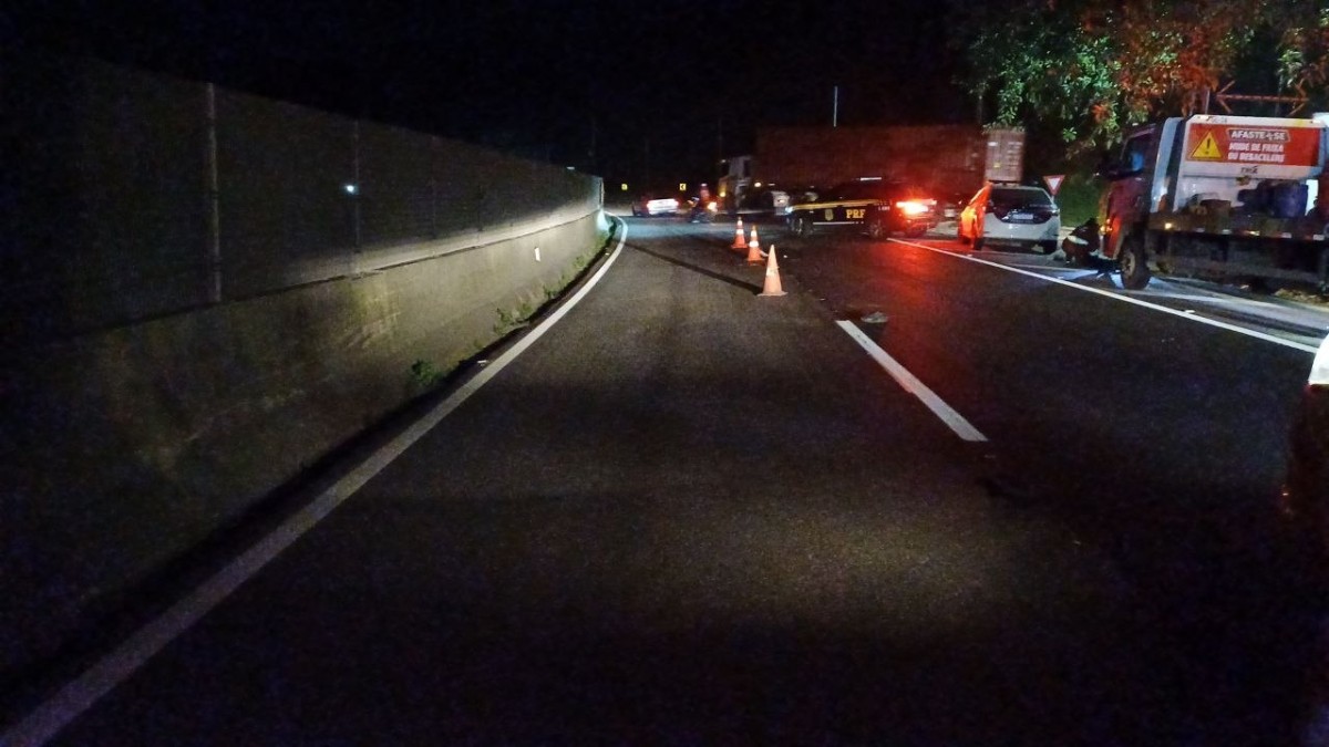 Homem morre atropelado por dois carros na Via Dutra, em Piraí