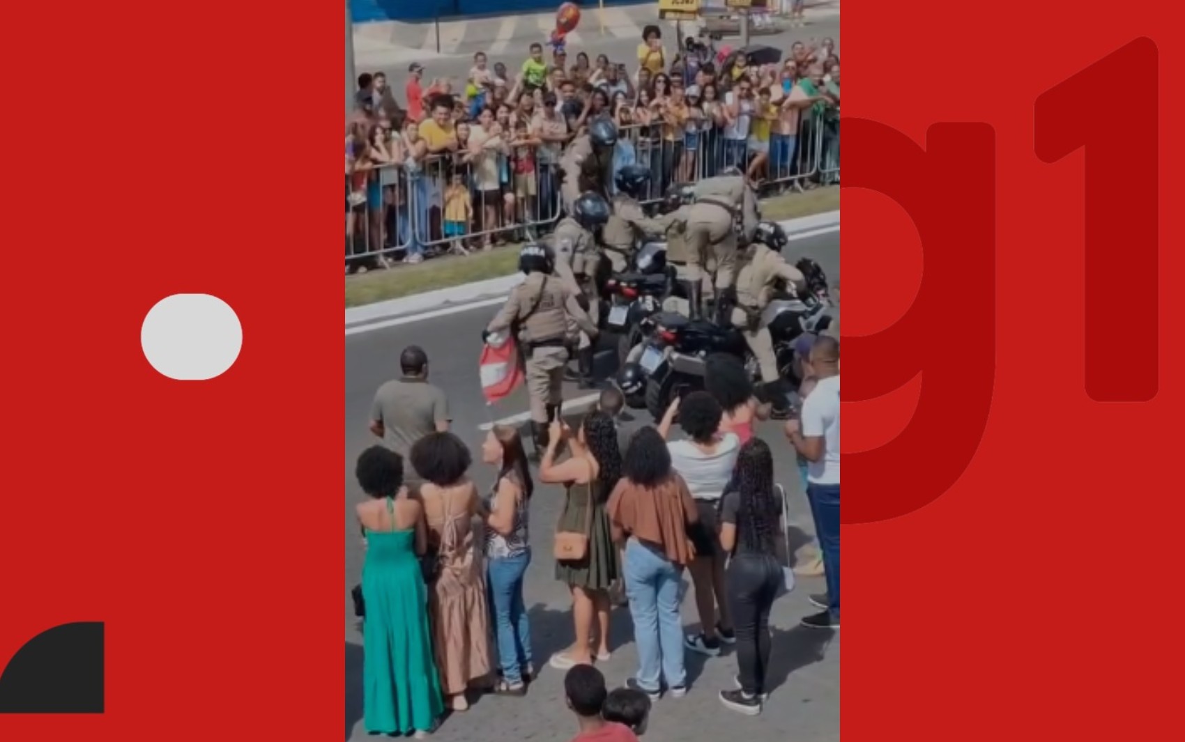 VÍDEO: policiais militares caem de motocicletas durante apresentação no desfile de 7 de Setembro na Bahia